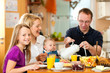 Foto: Familie beim Frühstück Familie beim Frühstück