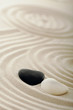 Steine als Herz im Sand mit Spuren Steine als Herz im Sand mit Spuren