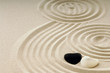 Steine als Herz im Sand mit Spuren Steine als Herz im Sand mit Spuren