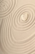 Stein als weisses Herz im Sand mit Spuren Stein als weisses Herz im Sand mit Spuren