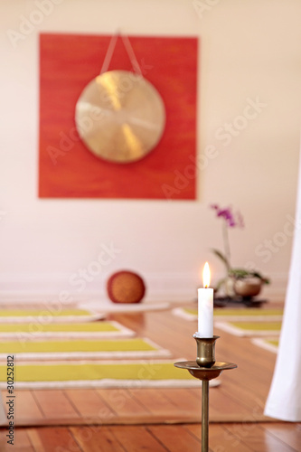 Foto: Großer Gong, Kerze und Orchidee Großer Gong, Kerze und Orchidee