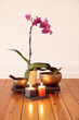 Orchidee, Kerzen und Klangschale