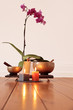 Orchidee, Kerzen und Klangschale