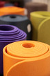 Aufgerollte Yogamatten