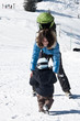 Mère jouant dans la neige avec son fils