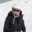 Enfant qui joue dans la neige