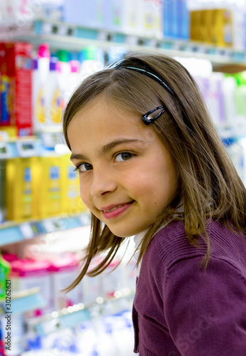 Photo: fillette au rayon hygiène et beauté fillette au rayon hygiène et beauté