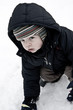 Enfant découvrant la neige