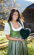 Frau mit grünem Herz auf der Alm_4247