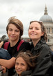 famille devant la cathédrale Saint Paul à Londres famille devant la cathédrale Saint Paul à Londres