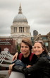 mère et fils devant la cathédrale Saint Paul à Londres