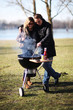 Freunde grillen draussen