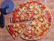 Foto: Handgemachte Steinofen-Pizza auf Holzbrett mit Pizzaschneider Handgemachte Steinofen-Pizza auf Holzbrett mit Pizzaschneider