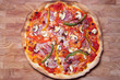 Foto: Italienische Pizza mit Paprika und Champignons auf Holzbrett Italienische Pizza mit Paprika und Champignons auf Holzbrett