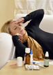 Junge Frau krank auf Sofa