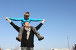 Vater und Sohn Huckepack Vater und Sohn Huckepack
