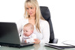 Mutter mit ihrem Baby am Laptop