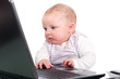 Baby schaut neugierig am Laptop Baby schaut neugierig am Laptop