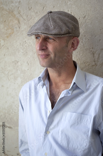 Foto: portrait modèle jeune homme viril séducteur mâle caucasien portrait modèle jeune homme viril séducteur mâle caucasien