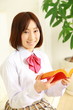 Foto: High school girl reads book/本を読む女子高生 High school girl reads book/本を読む女子高生