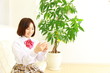 Foto: Female student with a smart phone/スマートフォンを使う女子高生 Female student with a smart phone/スマートフォンを使う女子高生