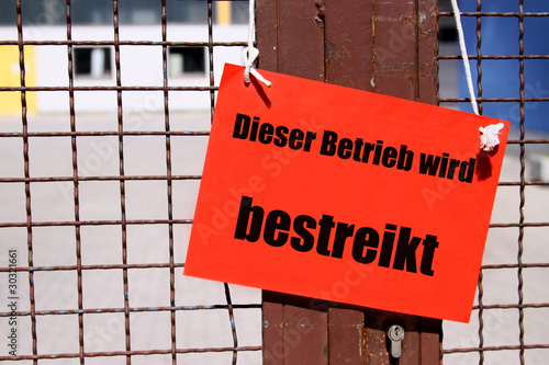 Photo: Dieser Betrieb wird bestreikt - Streik Schild am Werkstor Dieser Betrieb wird bestreikt - Streik Schild am Werkstor
