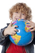petit garçon protégeant la planète