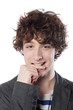 jeune homme à la coiffure tendance