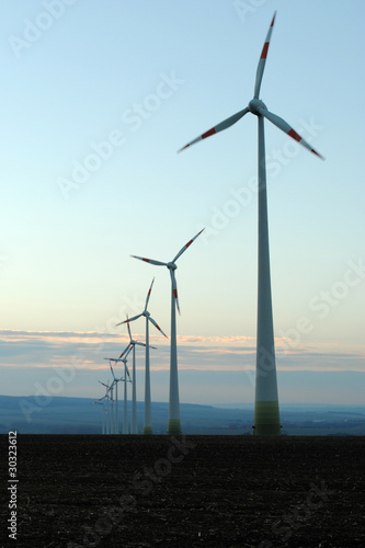 Foto: Windräder bei Dämmerung Windräder bei Dämmerung