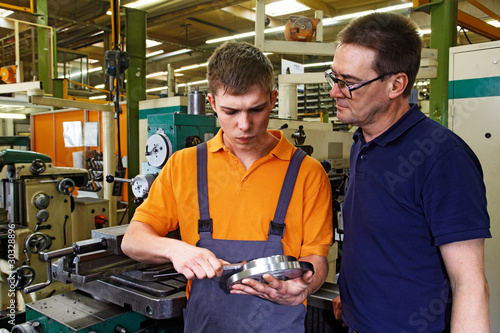 Foto: instructor and trainee with caliper rule 02 instructor and trainee with caliper rule 02