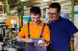Foto: instructor and trainee with caliper rule 03 instructor and trainee with caliper rule 03