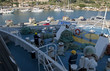 deux hommes a la manoeuvre sur passerelle - cargo deux hommes a la manoeuvre sur passerelle - cargo