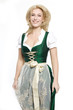 Mädchen im Dirndl springt in die Luft