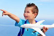 Kind mit Flugzeug