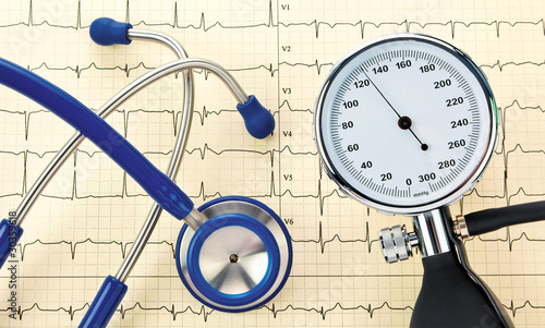 Photo: Blutdruck Kontrolle, Stethoskop und EKG Kurve Blutdruck Kontrolle, Stethoskop und EKG Kurve