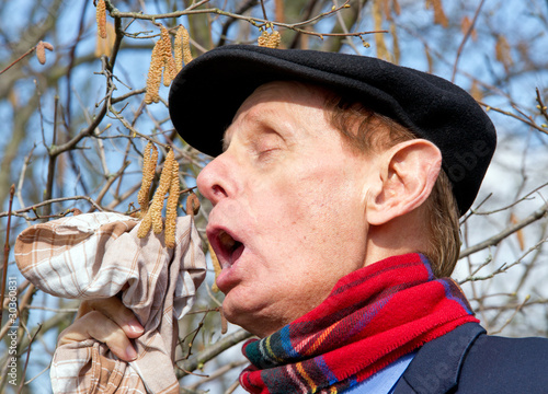 Foto: Senior mit Heuschnupfen - Senior with Allergy Senior mit Heuschnupfen - Senior with Allergy