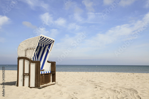 Foto: Einsamer Strandkorb am Ostseestrand Einsamer Strandkorb am Ostseestrand