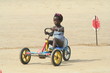 petite fille sur un kart