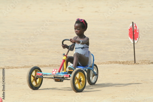 Photo: petite fille sur un kart petite fille sur un kart