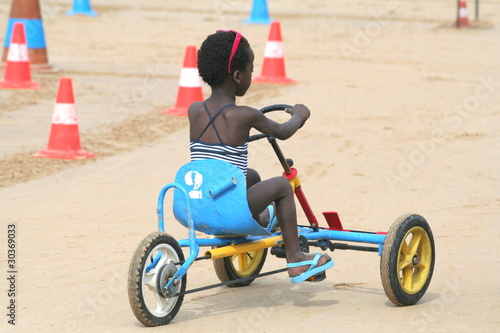 Photo: petite fille au kart bleu petite fille au kart bleu