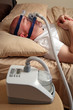 Foto: Man with sleep apnea using a CPAP machine in bed. Man with sleep apnea using a CPAP machine in bed.