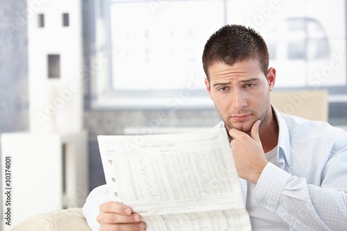 Foto: Young man reading bad news Young man reading bad news