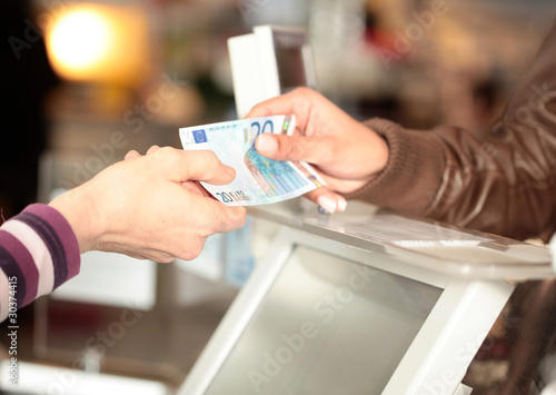 Foto: Bezahlen an der Supermarktkasse Bezahlen an der Supermarktkasse