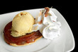 Petite tarte tatin avec glace et chantilly Petite tarte tatin avec glace et chantilly