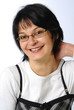 femme brune souriante
