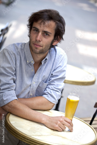 Photo: jeune homme beau soif bière sourire modèle mâle garçon jeune homme beau soif bière sourire modèle mâle garçon