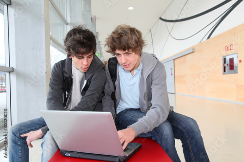 Foto: Group of teenage boys at school with laptop computer Group of teenage boys at school with laptop computer