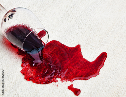 Photo: Rotwein verschüttet auf Teppich Rotwein verschüttet auf Teppich