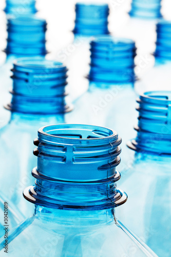 Foto: Plastikflasche. Leere Flaschen aus Kunststoff Plastikflasche. Leere Flaschen aus Kunststoff