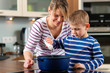 Foto: Familie beim Kochen in Küche Familie beim Kochen in Küche